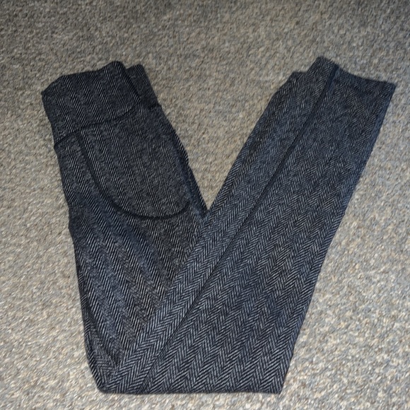 Lululemon pants. 4 - Picture 9 of 10